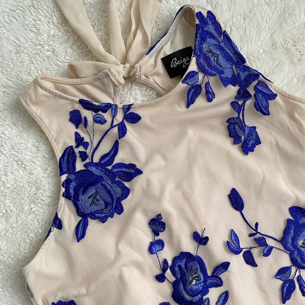 Like New ✨ Beige by eci Royal Blue Floral Overlay Shift Dress